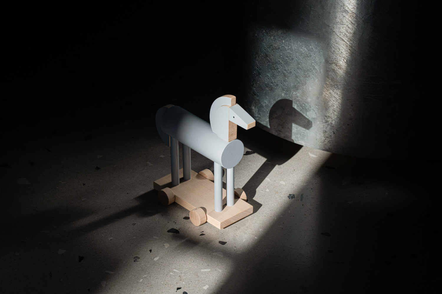 Dřevěný koník GRISEON v Kunsthalle Praha KUTULU-Kunsthalle-GRISEON