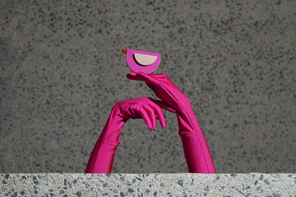 Růžová dřevěná hračka KUTULU v Kunsthalle Praha