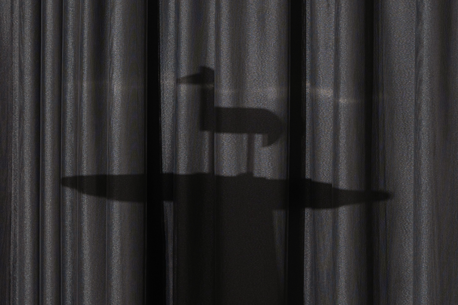 Stín dřevěného koníka na oponě KUTULU-Kunsthalle-horse-shadow